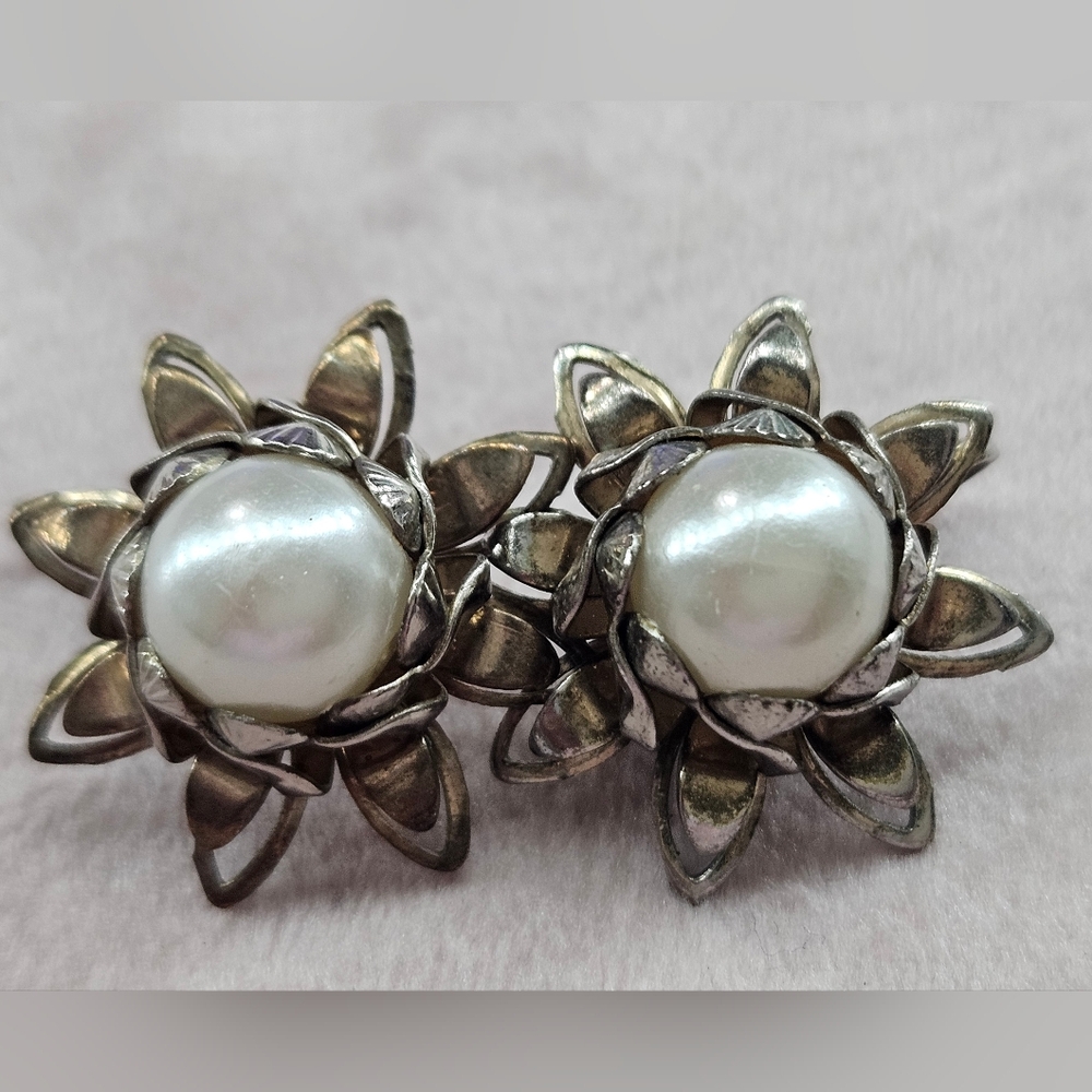 Elegant Pearl Flower Earrings Clipons